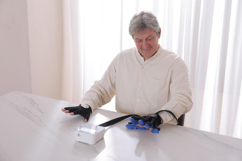 Patient focused on a home training session with the Syrebo C12