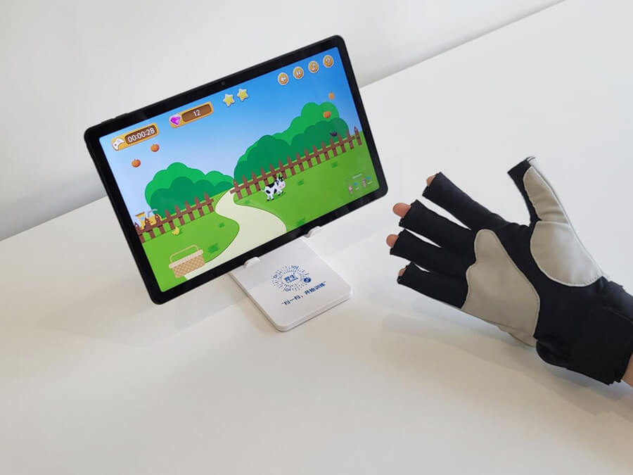 Hand game in the Syrebo C15 clinical app played with the data glove